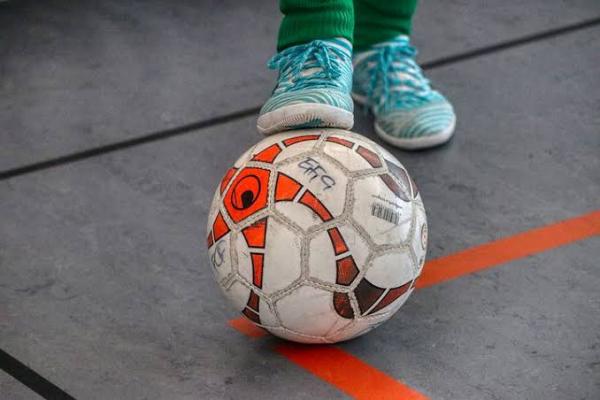 Aluna ganha na JustiÃ§a direito de disputar competiÃ§Ã£o de futebol com meninos em colÃ©gio de BH